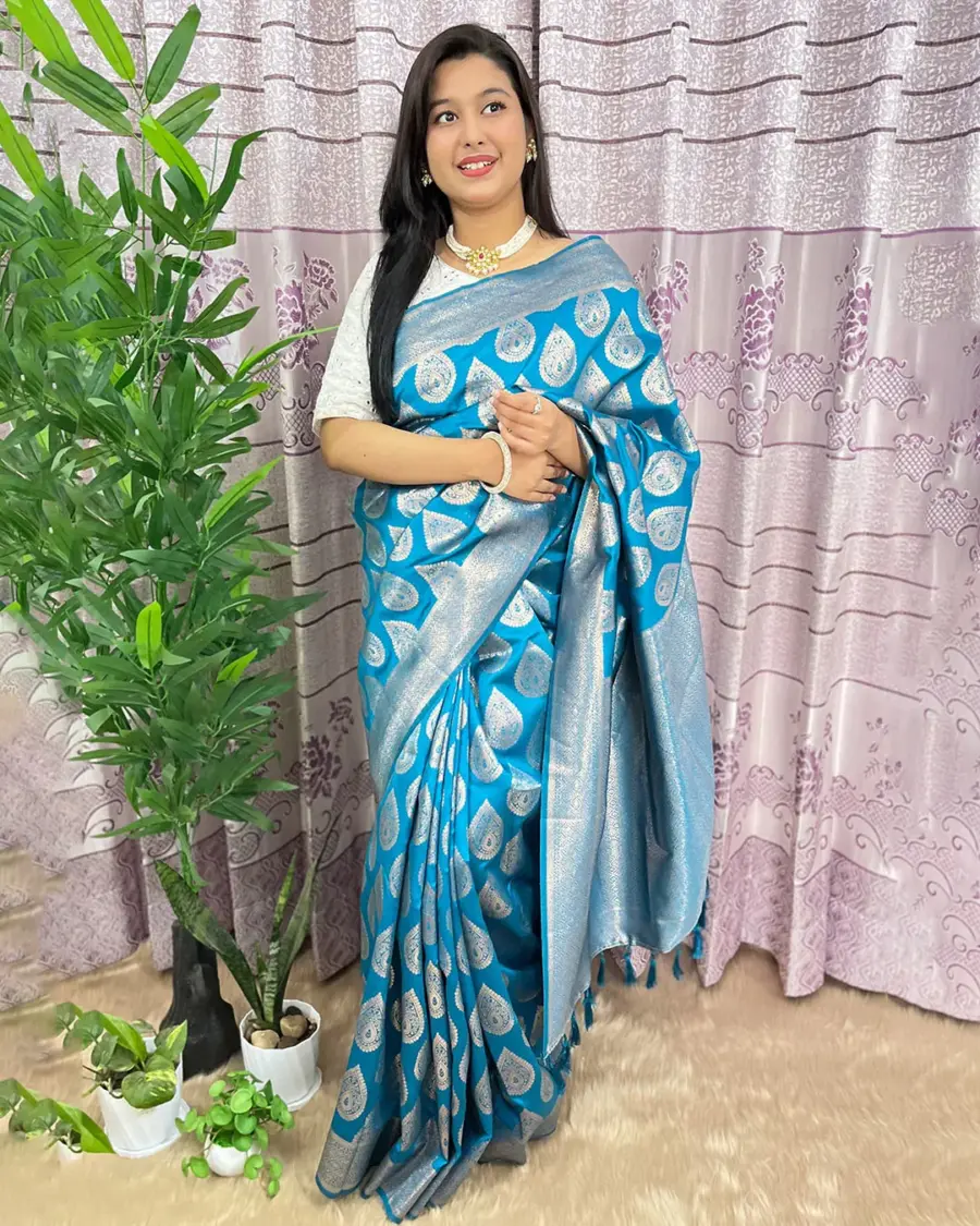 South Indian Silk Saree With Blouse Pcs - Image 5