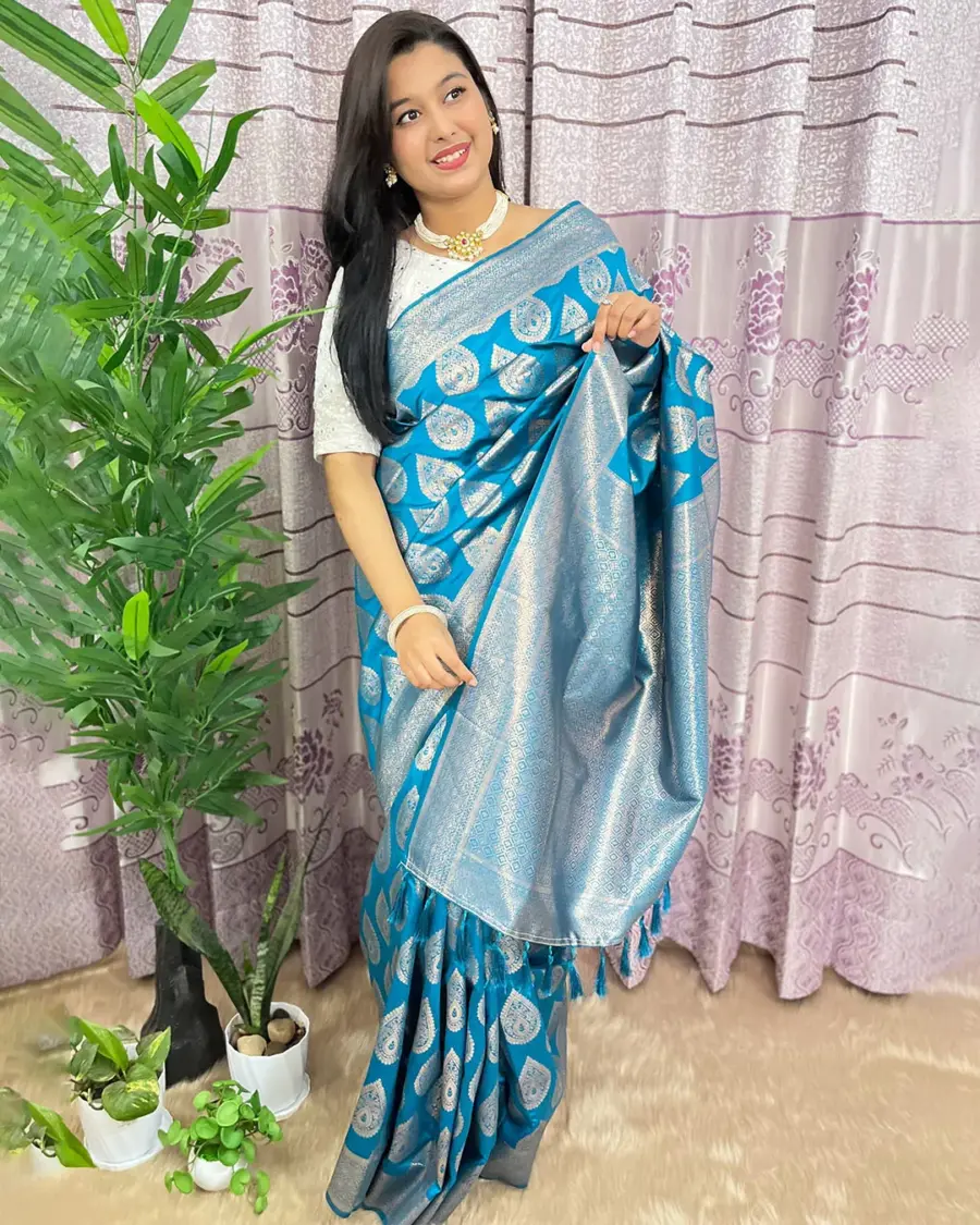 South Indian Silk Saree With Blouse Pcs - Image 3