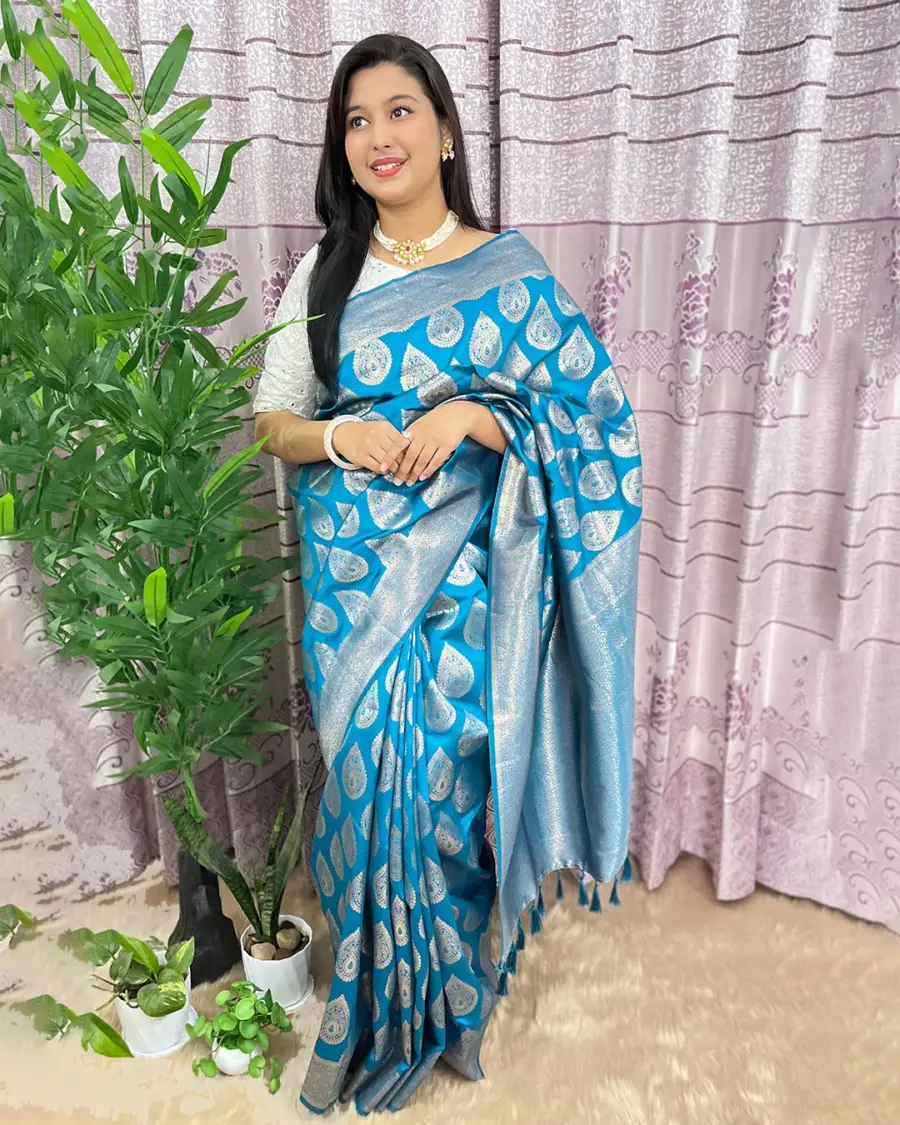 South Indian Silk Saree With Blouse Pcs - Image 2