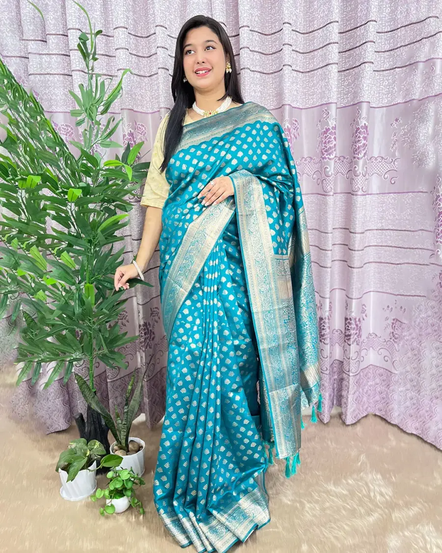 South Indian Silk Saree With Blouse Pcs - Image 3