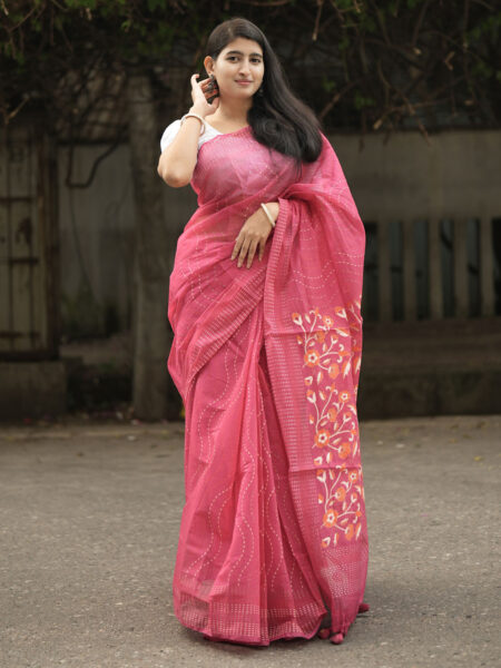 সেমি মসলিন সিল্ক স্কিন প্রিন্ট শাড়ি – রানি গোলাপি কালারের ১৩.৫ হাতের এলিগেন্ট কালেকশন