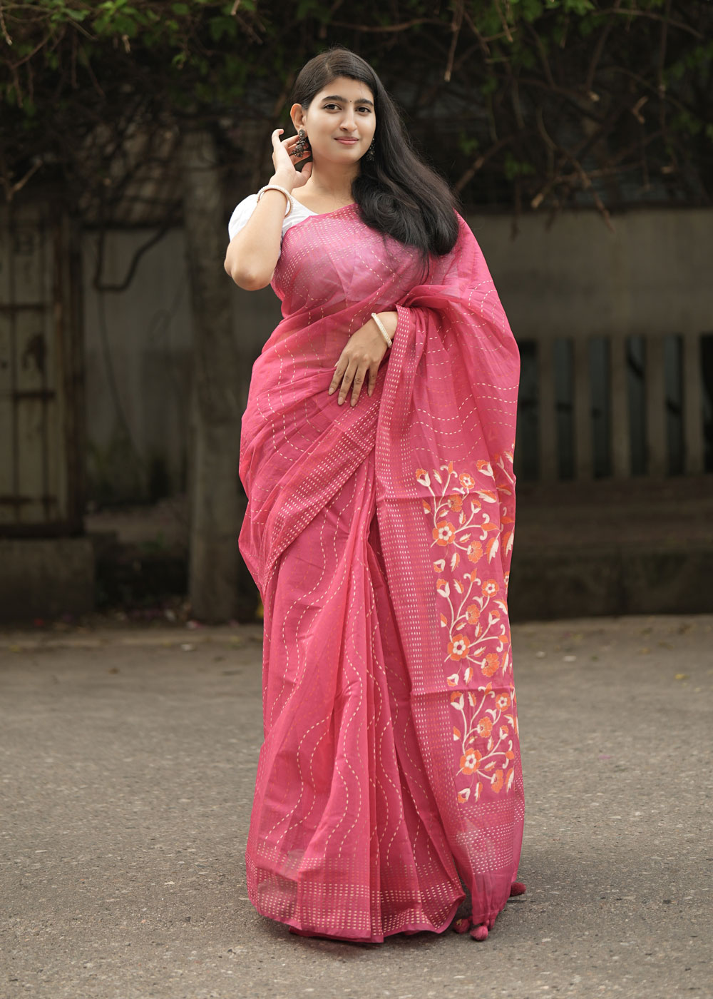 সেমি মসলিন সিল্ক স্কিন প্রিন্ট শাড়ি – রানি গোলাপি কালারের ১৩.৫ হাতের এলিগেন্ট কালেকশন