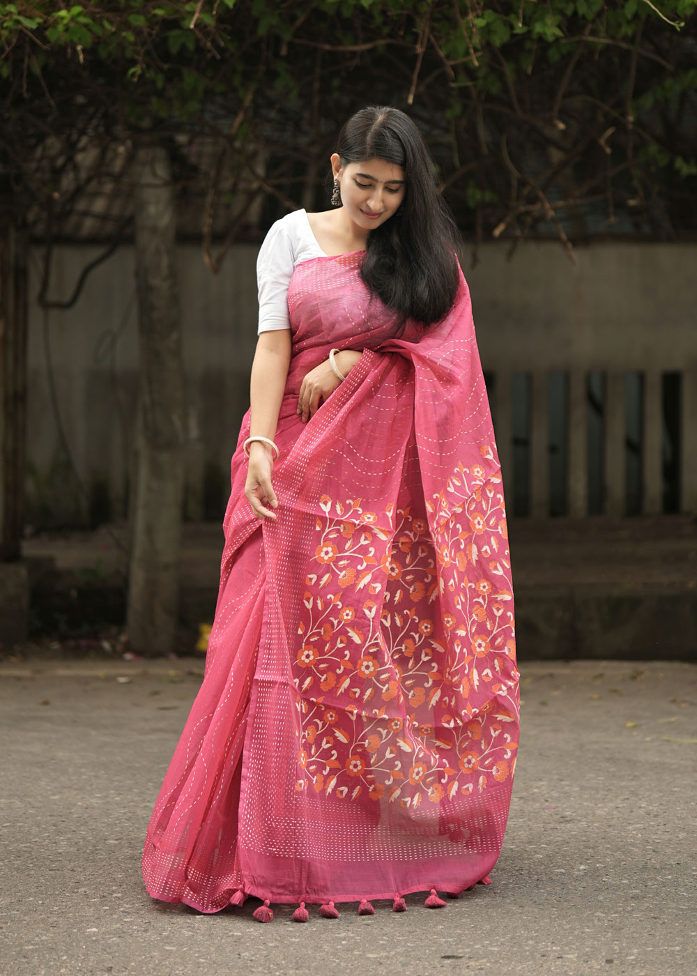 সেমি মসলিন সিল্ক স্কিন প্রিন্ট শাড়ি – রানি গোলাপি কালারের ১৩.৫ হাতের এলিগেন্ট কালেকশন - Image 11