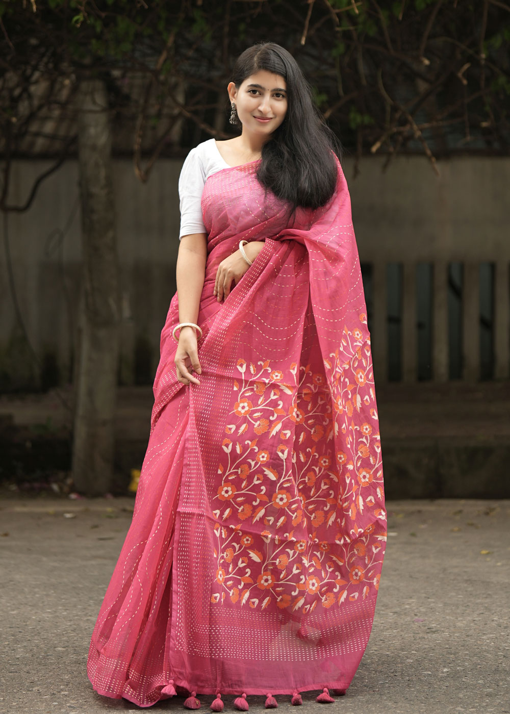 সেমি মসলিন সিল্ক স্কিন প্রিন্ট শাড়ি – রানি গোলাপি কালারের ১৩.৫ হাতের এলিগেন্ট কালেকশন - Image 12