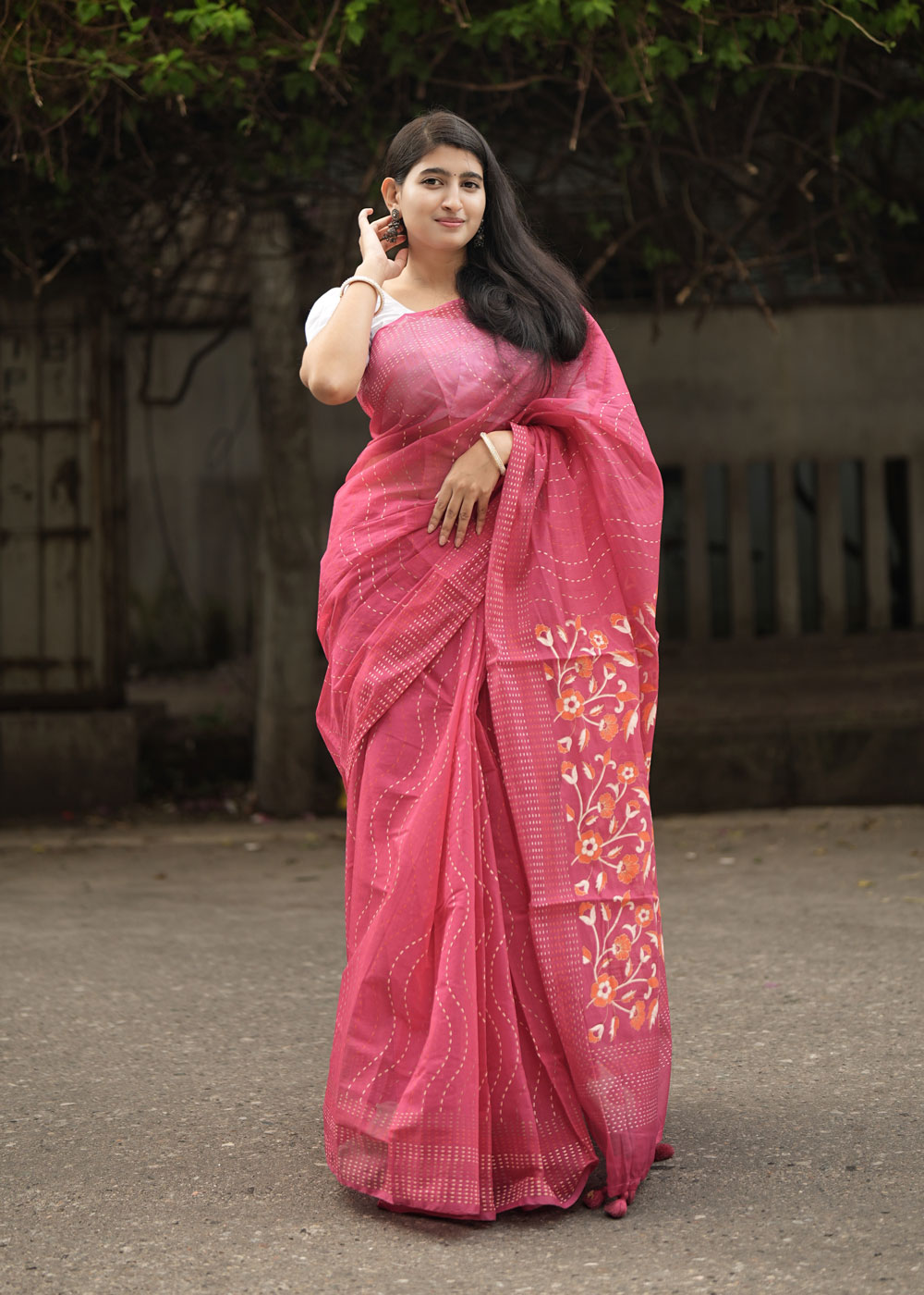 সেমি মসলিন সিল্ক স্কিন প্রিন্ট শাড়ি – রানি গোলাপি কালারের ১৩.৫ হাতের এলিগেন্ট কালেকশন - Image 9