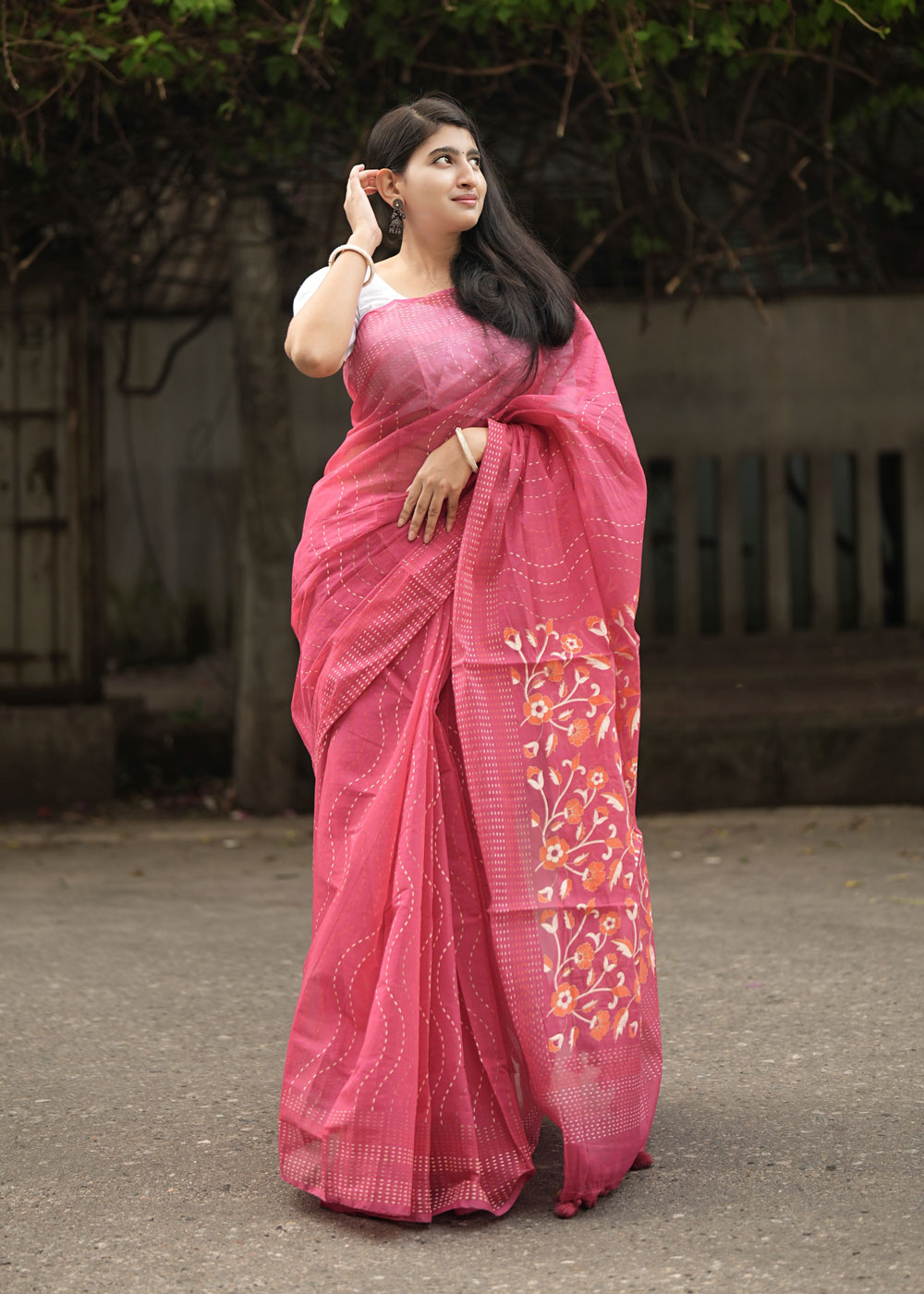 সেমি মসলিন সিল্ক স্কিন প্রিন্ট শাড়ি – রানি গোলাপি কালারের ১৩.৫ হাতের এলিগেন্ট কালেকশন - Image 8