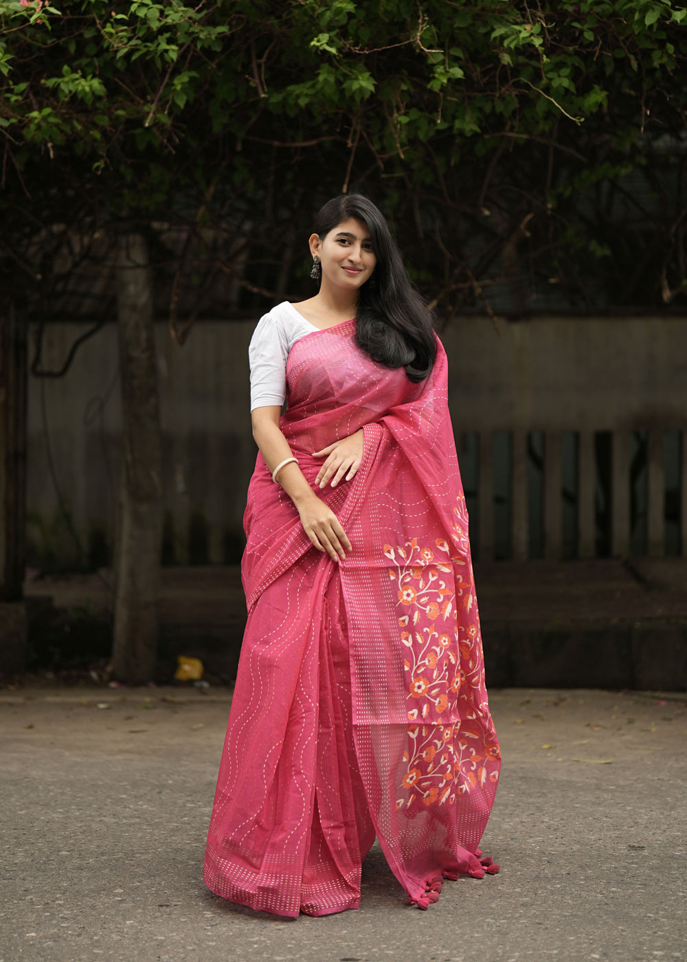 সেমি মসলিন সিল্ক স্কিন প্রিন্ট শাড়ি – রানি গোলাপি কালারের ১৩.৫ হাতের এলিগেন্ট কালেকশন - Image 6