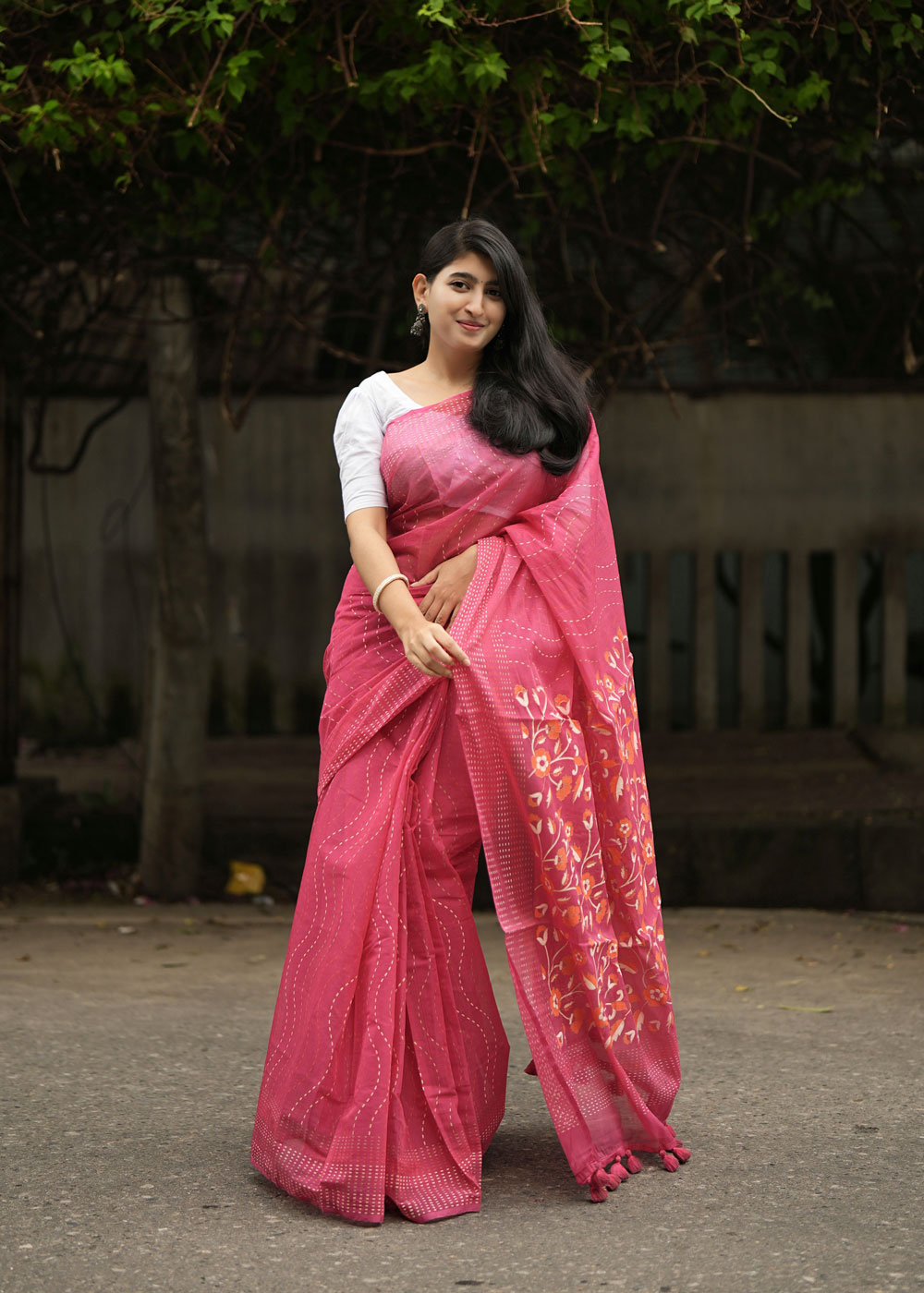 সেমি মসলিন সিল্ক স্কিন প্রিন্ট শাড়ি – রানি গোলাপি কালারের ১৩.৫ হাতের এলিগেন্ট কালেকশন - Image 4