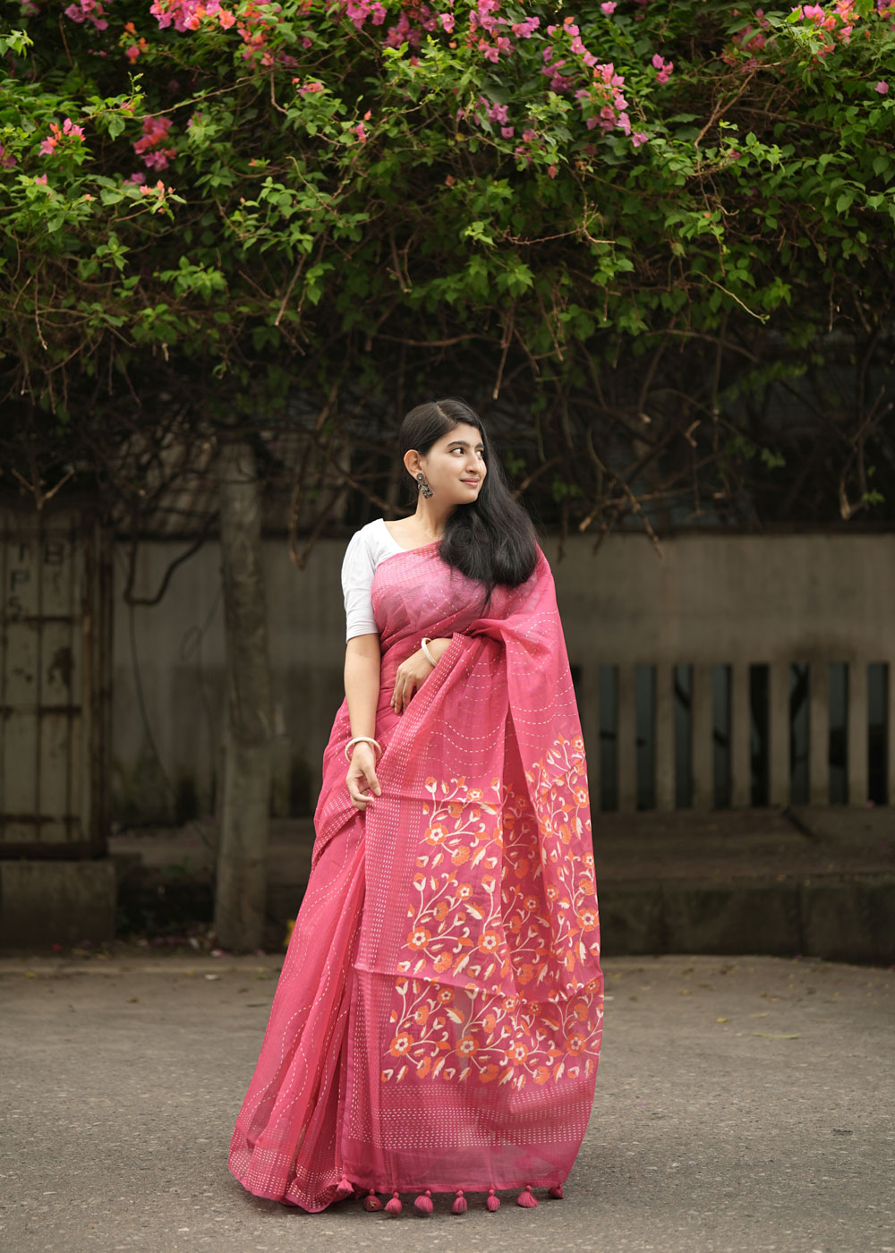 সেমি মসলিন সিল্ক স্কিন প্রিন্ট শাড়ি – রানি গোলাপি কালারের ১৩.৫ হাতের এলিগেন্ট কালেকশন - Image 3