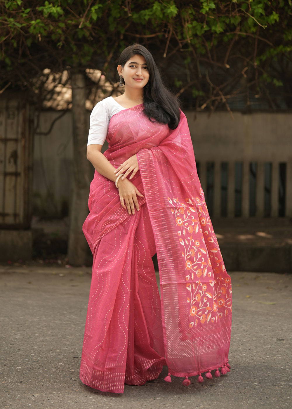 সেমি মসলিন সিল্ক স্কিন প্রিন্ট শাড়ি – রানি গোলাপি কালারের ১৩.৫ হাতের এলিগেন্ট কালেকশন - Image 2